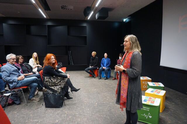 Silvia Pixner, Leiterin der Fachstelle Gender-, Diversitätskompetenz und Inklusion an der PH Tirol, organisierte die Tagung. (rechts im Bild) | Foto: PHT/Roner