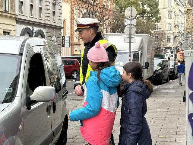 Die Schülerinnen und Schüler der VS Neustiftgasse kontrollierten die Autos in der Bernardgasse.  | Foto: Salme Taha Ali Mohamed/MeinBezirk.at