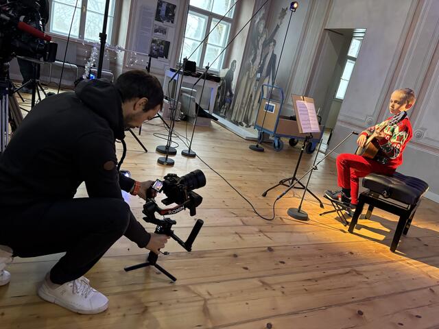 24 Musikstücke für 24 Türchen im klingenden Adventkalender: Aufnahmen mit dem ORF NÖ-Team im Schloss Atzenbrugg. | Foto: Sandra Schütz