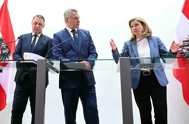 Die Regierungsbildung nimmt weiter an Fahrt auf. Nachdem ÖVP, SPÖ und NEOS am Montag den Start von Koalitionsverhandlungen verkündet haben, stehen nun auch die Verhandlungsteams fest.  | Foto:  HELMUT FOHRINGER / APA / picturedesk.com 