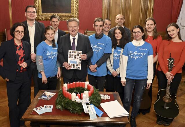 Diakonie und Leopoldstädter Schülerinnen und Schüler überreichten einen Adventkranz an Wiens Bürgermeister Ludwig (SPÖ). | Foto: Stadt Wien/Christian Jobst