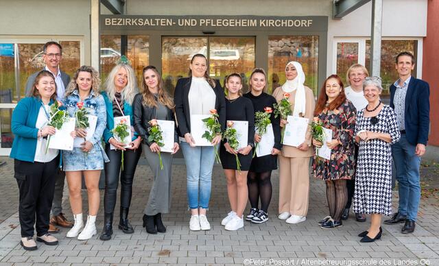 Heimhilfe-Zertifikate feierlich übergeben: Zehn Absolventen starten mit starkem Fundament in die Altenpflege. | Foto: Peter Possart