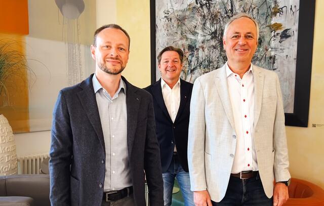 Thomas Moraus (links) folgt als Baudirektor auf Otto Lauritsch. Personalreferent Bürgermeister Günther Albel freut sich über die hohe Qualität der Magistrats-Mitarbeiter | Foto: Stadt Villach/Kofler
