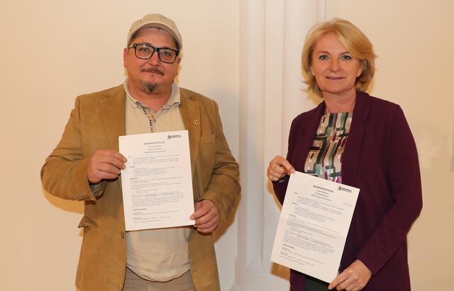 Vizebürgermeisterin und Sozialreferentin Eva Hollerer sowie Gemeinderat Nikolaus Lackner präsentieren die neue Wohnstrategie der Stadt Krems. | Foto: Stadt Krems