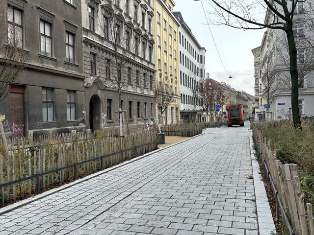 Die Bernardgasse wurde kürzlich in eine verkehrsberuhigte Wohnstraße umgestaltet.  | Foto: Salme Taha Ali Mohamed/MeinBezirk.at