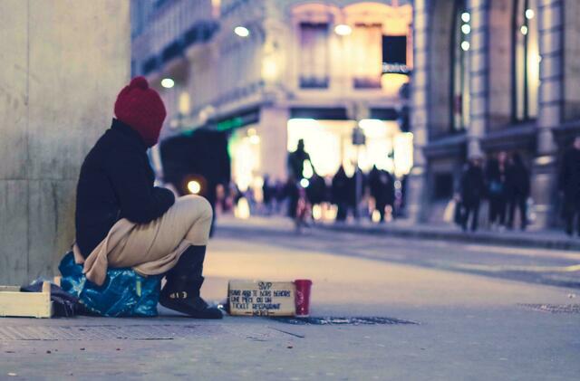 Der Verband der Wiener Wohnungslosenhilfe sieht immer größerer Hürden für ihre Klientinnen und Klienten. | Foto: Ev/Unsplash