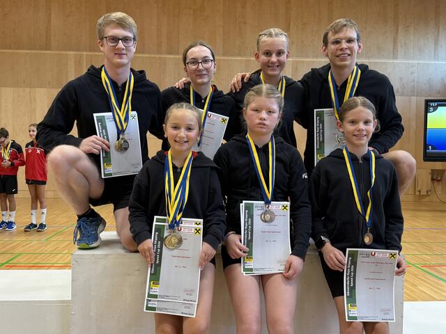 Luisa Layer, Katja Steininger und Mia Müller (vorne) mit Marcel Friedl, Jasmin Geist, Miriam Zmill und Jonas Kretschmer (hinten, jeweils v.l.) | Foto: Rope Skipping Groß Siegharts