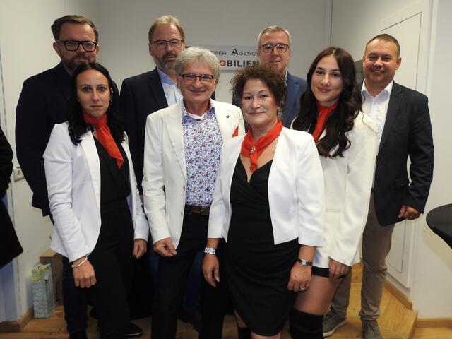 WK-Bezirksstellenleiter Julius Gelles, Jennifer Böck, Bezirksstellenausschussmitglied Reinhard Indraczek, Reinhard und Ergin Greber, Bürgermeister Leo Ramharter, Dilara Akan und Stadtrat Christoph Schneider

  | Foto: Fotoklub Pulkau