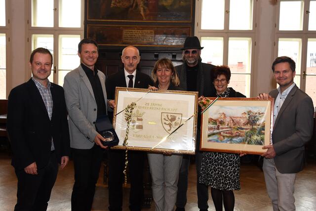 Die Beteiligten feiern das 25 jährige Bestehen der Partnerschaft. | Foto: Stadtgemeinde Wolfsberg