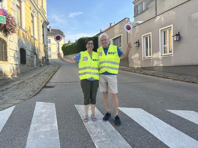 Monika und Josef Schimbäck und das Schülerlotsen-Team sichern den Schulweg vor der Haager Volksschule.