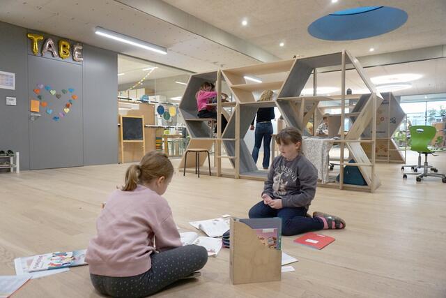 Rückzugsmöglichkeiten bieten auch Möbel wie die Lernwaben an der Praxisvolksschule. 
 | Foto: PHT/Roner