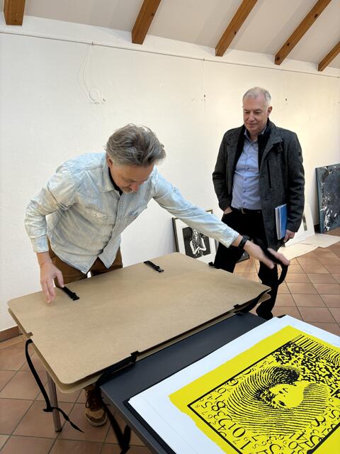 Die nachhaltige Verpackungslösung wurde von Franz Josef Haas entwickelt und hilft dabei das Bild zu schützen und Müll zu vermeiden. | Foto: MeinBezirk/Barbara Vorraber