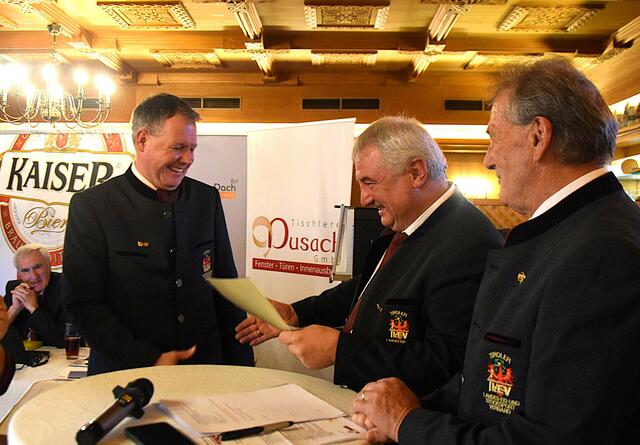 Chr. Ritzer erhielt die Ehrennadel mit Vollkranz in Silber. | Foto: Schwaighofer