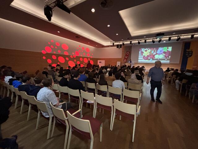 30 Firmen präsentieren sich beim Lehrstellencasting. | Foto: Tanja Handlfinger