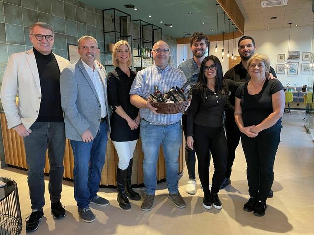 v.l.n.r. Alfred Kollar von der OSG, Bürgermeister Ewald Bürger, Inhaber Georg Tuczay mit Team.  | Foto: Gemeindeamt Pilgersdorf