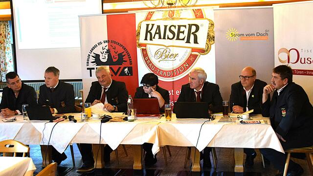 Generalversammlung der Tiroler 'Eis-Stocksportler' im Cafe Zillertal. | Foto: Schwaighofer