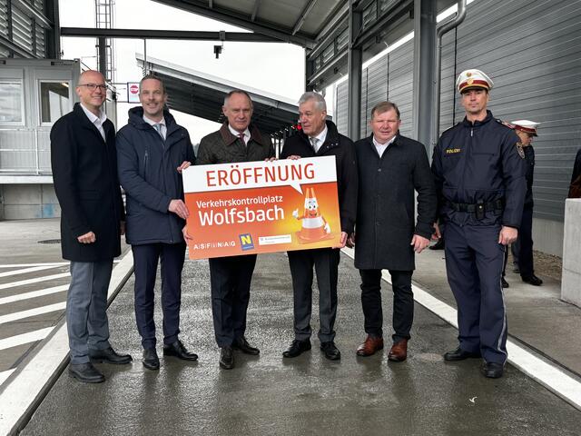 Andreas Fromm (ASFINAG Baumanagment), ASFINAG-Vorstand Hartwig Hufnagl, Innenminister Gerhard Karner, Landtagsabgeordneter Anton Kasser, Wolfsbachs Bürgermeister Josef Unterberger.