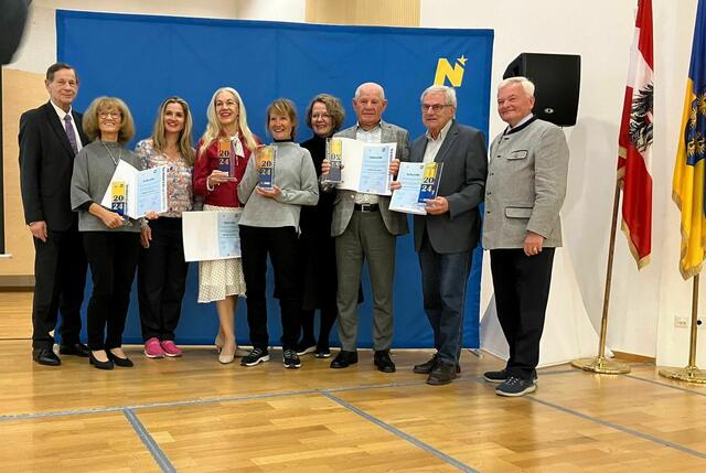 Die SeniorensportlerInnen NÖ 2024 mit den Ehrengästen | Foto: Land NÖ Foto Atti-C