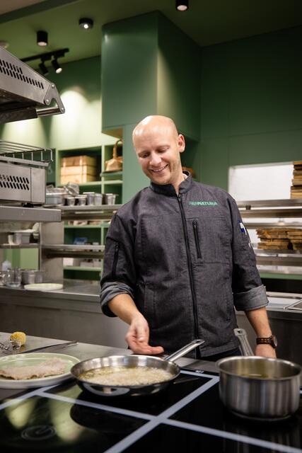 Küchenchef Stefan Pichler zaubert für seine Gäste regionale, aber auch global inspirierte Gerichte, bei denen auf Regionalität und Transparenz bei der Herkunft der Zutaten Wert gelegt wird. | Foto: wearegiving