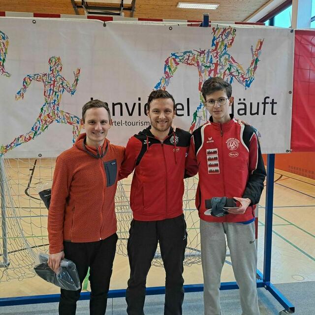 Von links: Christoph Mühringer, Jürgen Aigner und Jakob Wakonig beim Silvesterlauf in Aurolzmünster 2023.  | Foto: Friedl