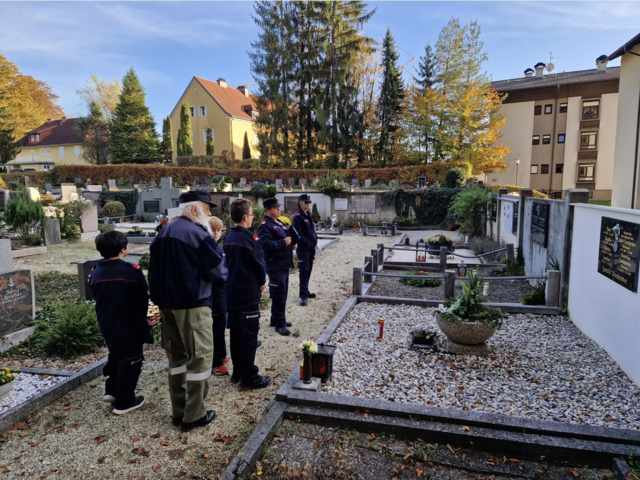 Die FF Velden gedenkt verstorbener Mitglieder und hält an den Gräbern inne. | Foto: FF Velden/Michael Struckl