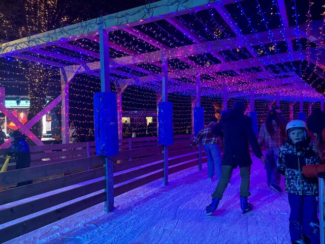 Als die Eisfläche eröffnet wurde, gab es für die Besucher kein Halten mehr. | Foto: Christine Posch
