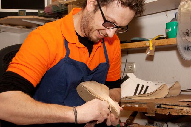 Auch das Schuhwerk hat sich im Laufe der Jahre verändert. War es früher vor allem um Funktionalität bemüht, sind heute Bequemlichkeit und gesunde Fußhaltung zentrale Aspekte. | Foto: Zaihsenberger