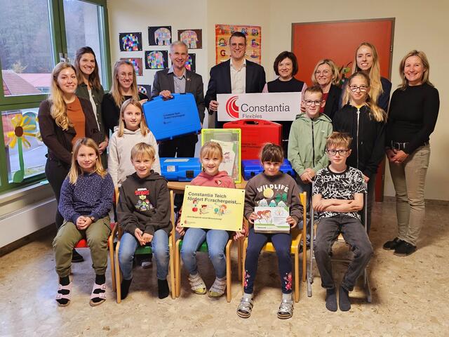Am Foto: Das Lehrerteam, die Schülerinnen und Schüler, (Mitte vrnl.) Bürgermeister Michael Strasser, Geschäftsführer Wolfgang Kitzler, Volksschuldirektorin Brunhilde Frühwirth und Eva Fischer-Cislinsky bei der Übergabe der Experimentierkästen. | Foto: Gemeinde Weinburg