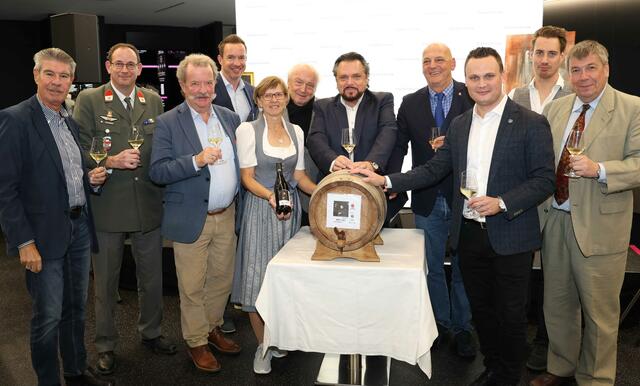 Franz Müllner, Vzlt. Markus Auinger, Frank Bläuel, Lukas Reutterer, Winzerin Martina Bauer, Friedrich Schiller, Weinpaten Werner Auer und Harlald Suchanek, Andreas Bors, Patrick Hendler und Claus Bruckmann. | Foto: Stefan Öllerer