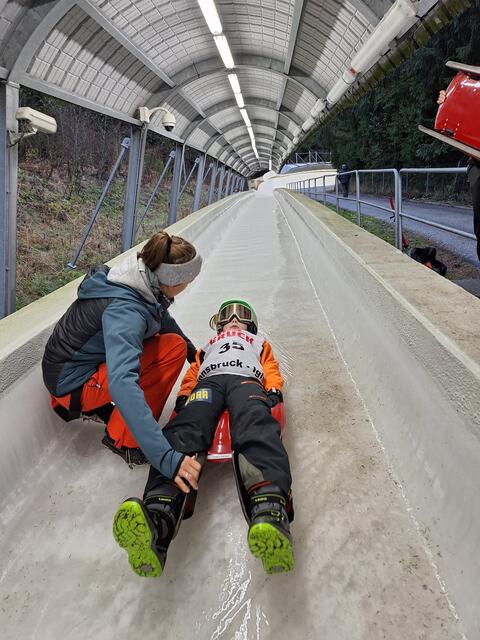 Im Eiskanal von Igls werden die Kids in das Kunsbahnrodeln eingewiesen. | Foto: Rodel Austria