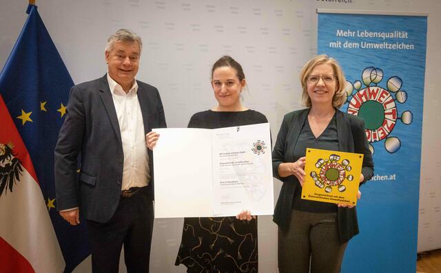 Kulturminister Kogler (l.) und Umweltministerin Gewessler (r.) verliehen das Umweltzeichen an mehrere niederösterreichische Betriebe - etwa ans Kino im Kesselhaus. | Foto: BMKÖS/HBF/Trippolt