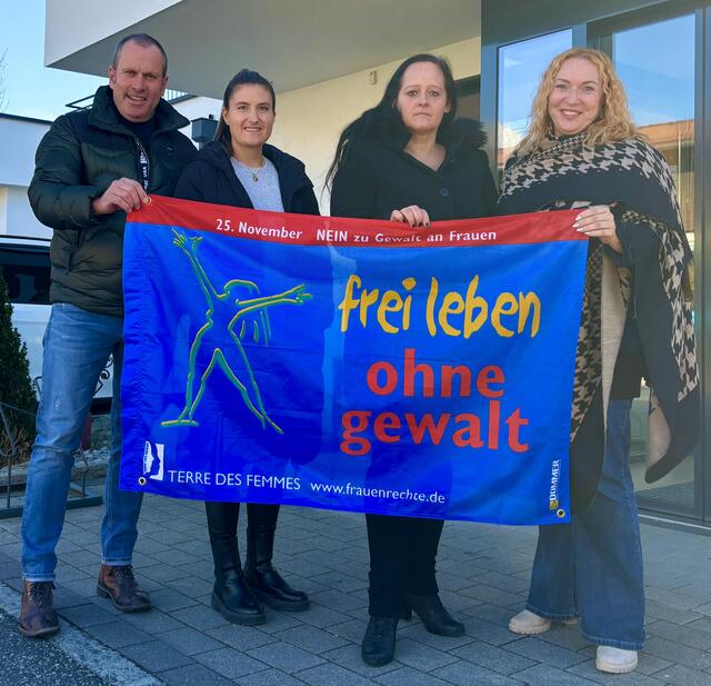 Vlnr.: Wolfgang Czerny (Männerwelten), Daniela Zika (Revierinspektorin Saalfelden), Kathrin Gimpl (Frauenhaus Pinzgau) und Barbara Thöny (Landtagsabgeordnete und Sozialsprecherin SPÖ). | Foto: Sarah Braun
