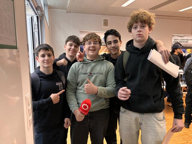  Ensar Garanovi (Mitte) mit seinen Mitschülern. | Foto: Tanja Handlfinger