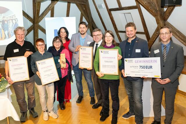 Landesrat Ludwig Schleritzko, Geschäftsführerin von Treffpunkt Bibliothek Ursula Liebmann, Vorstand von Treffpunt Bibliothek Roman Zehetmayer und Bernhard Dockner (Dockner Druck) mit den Siegern der Kategorie 1. | Foto: Vogus