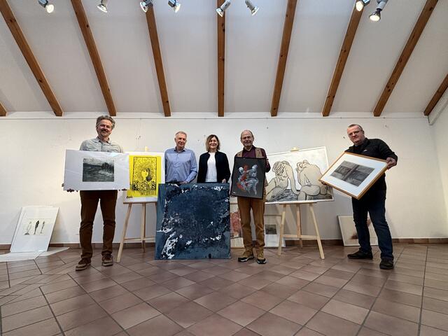 Die Artothek ist ein neues Angebot für Kunstinteressierte. V.l.: Kurator Georg Gratzer; Johann König, Leiter des Weizer Kulturbüros; Sandra Buchgraber, Leiterin der Stadtbücherei Weiz; Kulturreferent Oswin Donnerer und Harald Polt, Leiter vom Stadtmuseum Weiz. | Foto: MeinBezirk/Barbara Vorraber