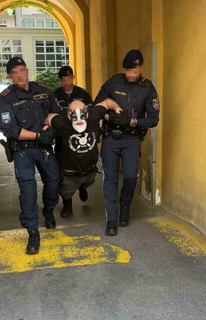 Verfahren am Landesverwaltungsgericht Tirol mit spannender Entscheidung: Ein Tierschützer erhob wegen der Verpflegung während der polizeilichen Festhaltung eine Maßnahmenbeschwerde. (Archivfoto) | Foto: VGT.at