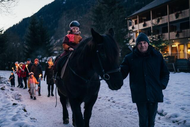 Lassen Sie den Abend bei einer Fackelwanderung mit Pferden ausklingen. | Foto: Gert Perauer