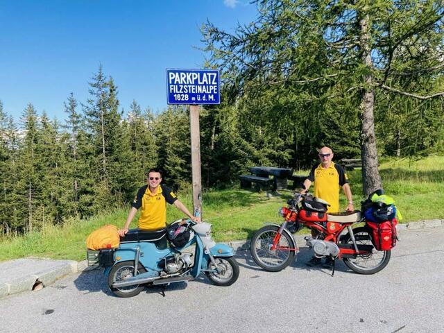 Fritz und Andre Krenn überquerten mit ihren Oldtimer-Mopeds auch den Reschenpass.