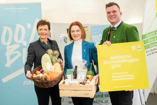 Vorsichtiger Optimismus in der Bio-Branche: Vizepräsidentin Maria Pein (links), Agrarlandesrätin Simone Schmiedtbauer (Mitte) und Bioobmann Thomas Gschier (rechts). | Foto: LK Steiermark/Danner