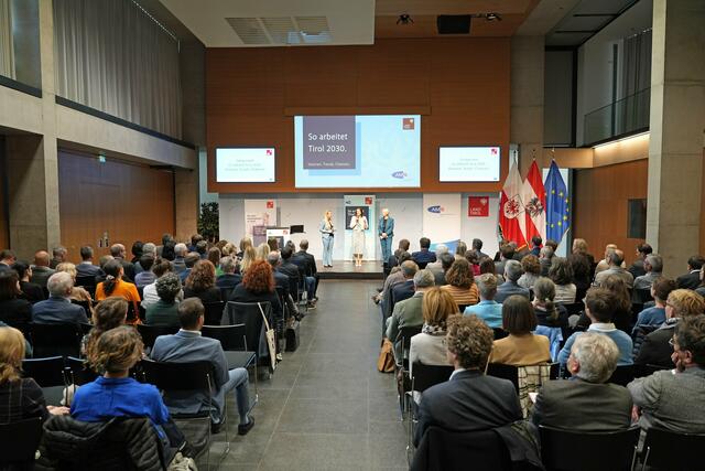 Rund 110 Experten aus verschiedensten Bereichen der Wirtschaft, der Sozialpartner, des AMS und weiteren arbeitsmarktpolitischen Akteuren diskutierten beim Arbeitsmarktsymposium „So arbeitet Tirol 2030 – Visionen. Trends. Chancen.“ über Veränderungen und neue Herausforderungen am Arbeitsmarkt. | Foto: Land Tirol/Pölzl