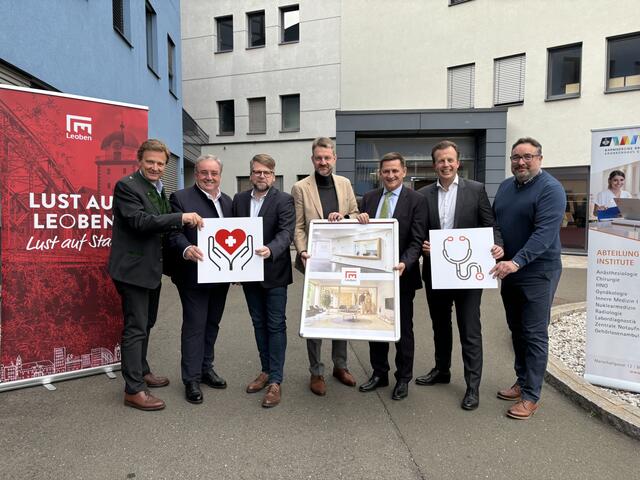 Bernd Leinich, Geschäftsführer des Gesundheitsfonds, Vinzenz Harrer, Vorstand ÖGK Steiermark, SPÖ-Klubobmann Hannes Schwarz, Oliver Szmej, Direktor der Barmherzigen Brüder Graz, Bürgermeister Kurt Wallner, Landesrat Karlheinz Kornhäusl und Edgar Schnedl, Geschäftsführer der Leoben Holding (v.l.) präsentieren die neue Primärversorgungseinheit für Leoben. | Foto: MeinBezirk/Konrad