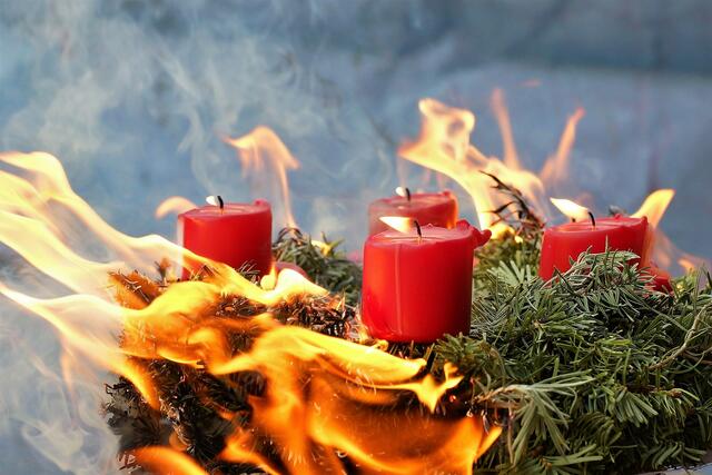 Einen brennenden Adventkranz braucht keiner. Darum gilt es, ein paar Vorsichtsmaßnahmen zu treffen.  | Foto: Foto: LFV/Franz Fink