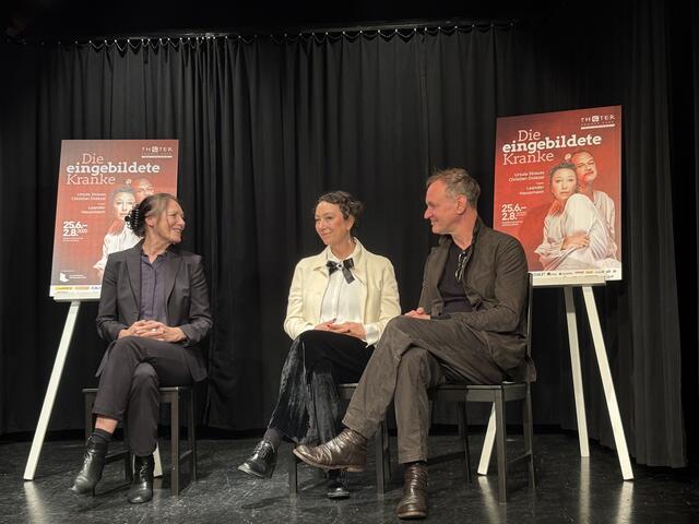 Marie Rötzer (künstlerische Leiterin Landestheater NÖ), Ursula Strauss und Intendant Christian Dolezal (v. l.) am Montag, 18. November, im Theaterkeller in Haag. | Foto: Auer