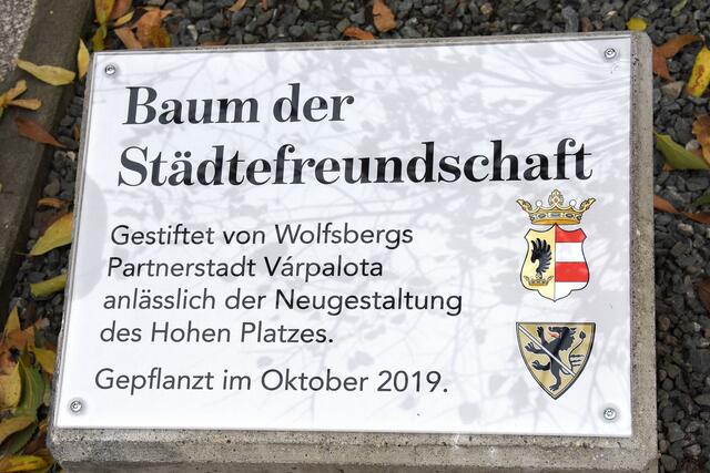 Der Gedenkstein von der Partnerstadt Várpalota an Wolfsberg am Hohen Platz | Foto: Stadtgemeinde Wolfsberg