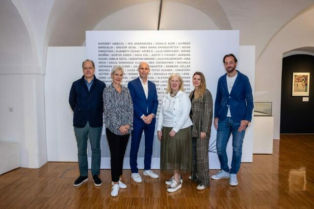 Eine hochkarätig besetzte Jury entschied über die Vergabe des Grafikpreises.
(v. l.): Jasper Sharp (Direktor Phileas Wien), Alexandra Schantl (Wissenschaftliche Leiterin der Sammlung des Landes Niederösterreich für Kunst nach 1960), Gregor Kremser (Leiter Kulturamt und museumkrems), Elisabeth Dutz (Chefkuratorin ALBERTINA), Alexandra Grausam (Kuratorin und Kulturmanagerin) und Florian Steininger (Künstlerischer Direktor der Kunsthalle Krems). | Foto: Pamela Schmatz