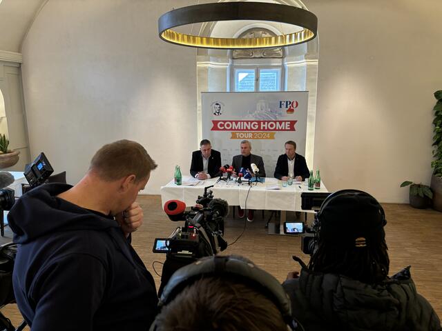 Das FPÖ Burgenland-Spitzentrio Alexander Petschnig, Norbert Hofer und Johann Tschürtz bei der Pressekonferenz in Eisenstadt | Foto: Tscheinig