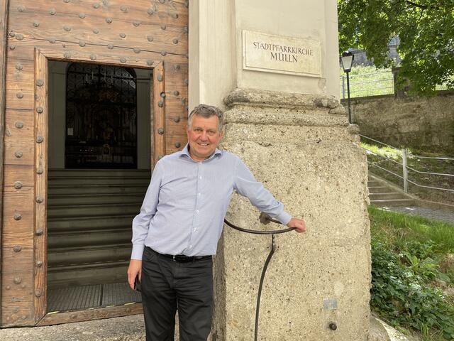 Die Anfragen bei "Armut teilen" nehmen stark zu, wie Thomas Neureiter - hier vor der Stadtpfarrkirchen Mülln - berichtet.  | Foto: Lisa Gold