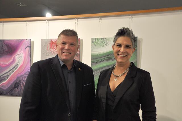 Die Künstlerin Iris Staudacher freut sich mit Hausherrn Markus Rinner über die Ausstellung im Foyer des Gemeindeamts.