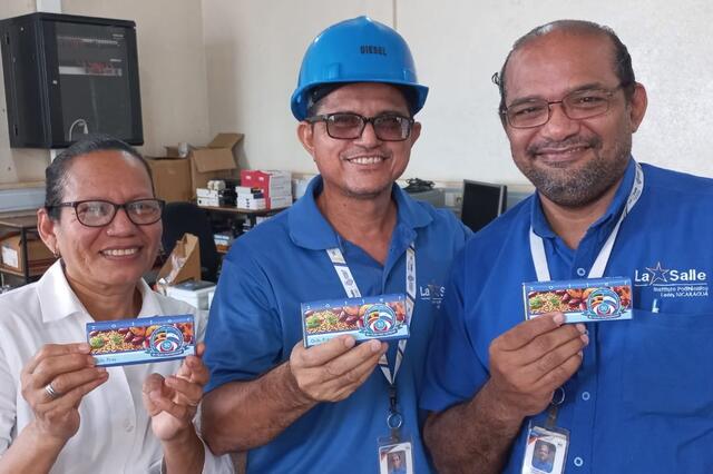 Maria Elena, Jaime Saborio und Armando Coulson aus Nicaragua mit der Jubiläumsschokolade. | Foto: ARGE Schulpartnerschaft