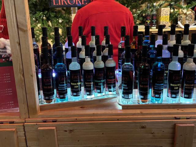 Auch Likör findet man am Weihnachtsmarkt. | Foto: Karl Pufler/MeinBezirk
